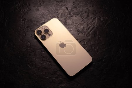 Foto de KYIV, UCRANIA - 20 de octubre de 2023: smartphone moderno Apple iPhone 15 Pro sobre fondo negro. - Imagen libre de derechos