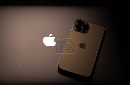 Téléchargez les photos : KYIV, UKRAINE - 20 octobre 2023 : Smartphone moderne Apple iPhone 15 Pro et Apple Macbook Pro ordinateur portable. gadgets de technologie Cupertino. Marque logo nom. - en image libre de droit