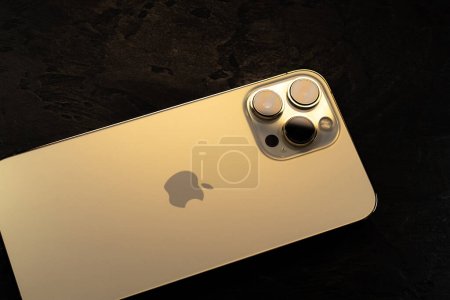 Foto de KYIV, UCRANIA - 20 de octubre de 2023: smartphone moderno Apple iPhone 15 Pro sobre fondo negro. - Imagen libre de derechos