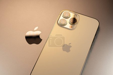 Foto de KYIV, UCRANIA - 20 de octubre de 2023: Smartphone moderno Apple iPhone 15 Pro y Apple Macbook Pro laptop. Gadgetes de tecnología Cupertino. Nombre del logotipo de marca. - Imagen libre de derechos