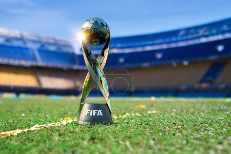 Foto de Karachi, Pakistán - 23 de octubre de 2023: Copa Mundial Sub-17 de la FIFA Indonesia 2023 Trofeo con ilustración de representación 3D de estadio. - Imagen libre de derechos