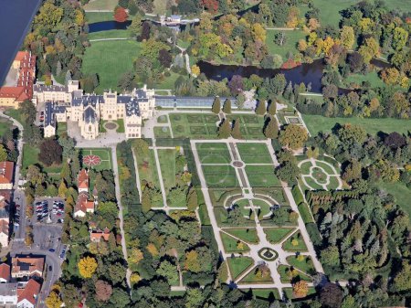Foto de Vista aérea de la zona de Lednice Valtice con castillo y un parque en Moravia del Sur, República Checa. - Imagen libre de derechos