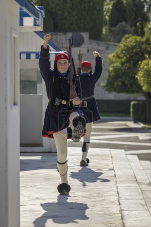 Téléchargez les photos : Evzones vêtus de la garde nationale traditionnelle uniforme le Parlement grec - en image libre de droit