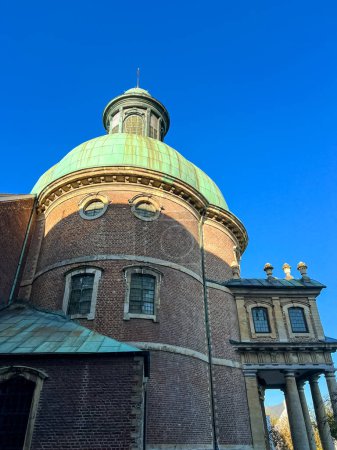 Die neoklassizistische Kuppelkirche erhebt sich in die Höhe und besticht durch ein großartiges Design mit leuchtend grünem Dach, einer majestätischen Kuppel und erlesenen klassischen Details, die Charme und Eleganz verleihen. Kirche von Saint Joseph in Waterloo.