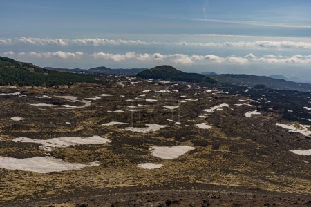Téléchargez les photos : Mont Etna en Sicile, Italie. Vue sur la cendre, la lave solidifiée et la végétation résiduelle. - en image libre de droit