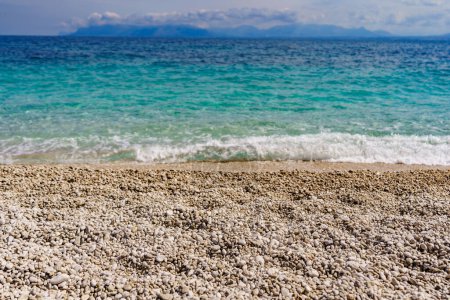 Téléchargez les photos : Une belle plage où au lieu de sable il y a de petits cailloux ronds surplombant la mer turquoise. - en image libre de droit