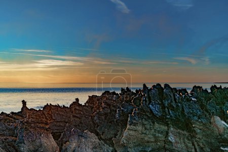 Téléchargez les photos : Une belle côte, surmontée de rochers côtiers tranchants coupant les vagues de la mer. - en image libre de droit
