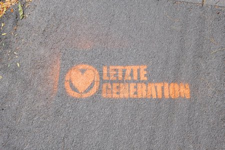 Foto de Berlín, Alemania, 2 de octubre de 2023, "última generación" rociada con plantilla sobre asfalto de calle - Imagen libre de derechos