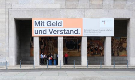 Foto de Berlín, Alemania, 11 de octubre de 2023, cartel en el Ministerio de Hacienda con la inscripción: "Con dinero y mente, crear oportunidades. Nuestro presupuesto federal." - Imagen libre de derechos