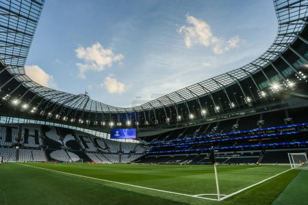 Foto de Una vista general del estadio durante el partido de la Liga de Campeones de la UEFA Tottenham Hotspur vs Sporting Lisbon en el Tottenham Hotspur Stadium, Londres, Reino Unido, 26 de octubre 202 - Imagen libre de derechos