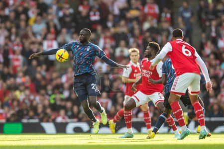 Téléchargez les photos : Cheikhou Kouyat # 21 de Nottingham Forest saute le ballon lors du match de Premier League Arsenal vs Nottingham Forest à Emirates Stadium, Londres, Royaume-Uni, 30 octobre 2022 - en image libre de droit