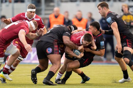 Photo for Ben Curry #7 of Sale Sharks looks for a way past  Manu Vunipola #10 of Saracens and Eroni Mawi #1 of Saracens during the Gallagher Premiership match Saracens vs Sale Sharks at StoneX Stadium, London, United Kingdom, 30th October 202 - Royalty Free Image
