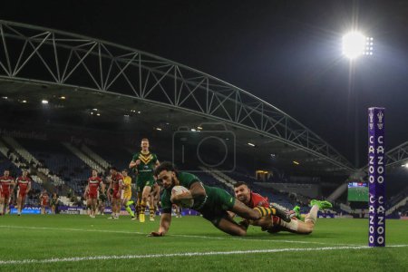 Téléchargez les photos : Josh Addo-Carr, d'Australie, fait un essai lors du match quart de finale de la Coupe du monde de rugby 2021 Australie vs Liban au John Smith Stadium, Huddersfield, Royaume-Uni, le 4 novembre 202 - en image libre de droit
