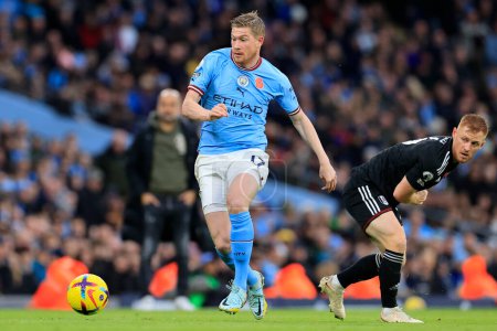 Photo for Kevin De Bruyne #17 of Manchester City runs past Harrison Reed #6 of Fulham during the Premier League match Manchester City vs Fulham at Etihad Stadium, Manchester, United Kingdom, 5th November 202 - Royalty Free Image