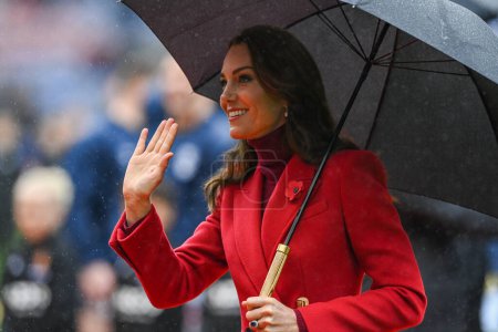 Photo for The Princess of Wales (Kate Middleton) waves to the crowds ahead of the Women's Rugby League World Cup match during the Rugby League World Cup 2021 Quarter Final match England vs Papua New Guinea at DW Stadium, Wigan, United Kingdom, 5th November 202 - Royalty Free Image
