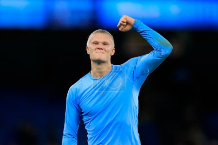 Photo for Erling Haaland #9 of Manchester City celebrates the 2-1 victory at the end of the Premier League match Manchester City vs Fulham at Etihad Stadium, Manchester, United Kingdom, 5th November 202 - Royalty Free Image