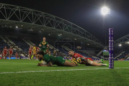 Téléchargez les photos : Josh Addo-Carr, d'Australie, fait un essai lors du match quart de finale de la Coupe du monde de rugby 2021 Australie vs Liban au John Smith Stadium, Huddersfield, Royaume-Uni, le 4 novembre 202 - en image libre de droit