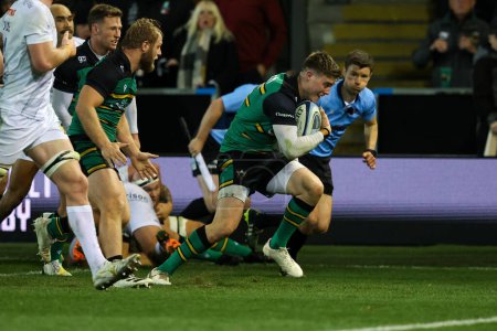 Photo for Tommy Freeman of Northampton Saints takes quick tap penalty to dart across the opposition line for his sides first try during the Gallagher Premiership match Northampton Saints vs Exeter Chiefs at the cinch Stadium at Franklin's Gardens, Northampton - Royalty Free Image