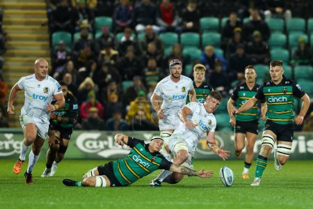 Photo for Jacques Vermeulen of Exeter Chiefs beats Aaron Hinkley of Northampton Saints to a loose ball during the Gallagher Premiership match Northampton Saints vs Exeter Chiefs at the cinch Stadium at Franklin's Gardens, Northampton, United Kingdom, 4th Novem - Royalty Free Image