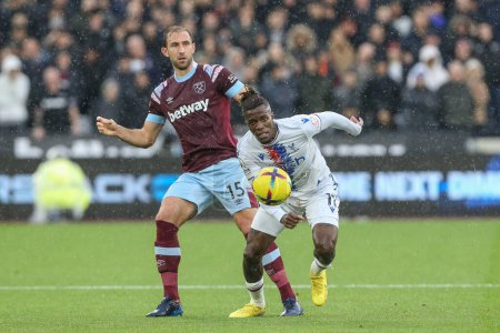 Photo for Craig Dawson #15 of West Ham United and Wilfried Zaha #11 of Crystal Palace battle for the ball during the Premier League match West Ham United vs Crystal Palace at London Stadium, London, United Kingdom, 6th November 202 - Royalty Free Image