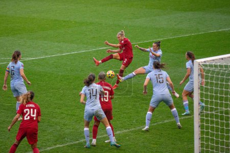 Téléchargez les photos : Emma Koivisto # 2 de Liverpool Women tire et rate lors du match de The Fa Women's Super League Liverpool Women vs Aston Villa Women à Prenton Park, Birkenhead, Royaume-Uni, le 6 novembre 202 - en image libre de droit