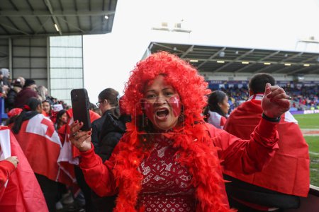 Téléchargez les photos : Les fans des Tongga arrivent au stade Halliwell Jones lors du match quart de finale de la Coupe du monde de rugby 2021 Tonga vs Samoa au stade Halliwell Jones, Warrington, Royaume-Uni, le 6 novembre 202 - en image libre de droit
