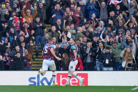 Photo for Vincent Kompany Manager of Burnley salutes the fans after their 3-0 victory the Sky Bet Championship match Burnley vs Blackburn Rovers at Turf Moor, Burnley, United Kingdom, 13th November 202 - Royalty Free Image