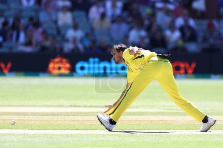 Téléchargez les photos : Mitch Starc, d'Australie, court le ballon lors du Dettol ODI Series match Australie vs Angleterre à Adelaide Oval, Adélaïde, Australie, le 17 novembre 2022 - en image libre de droit