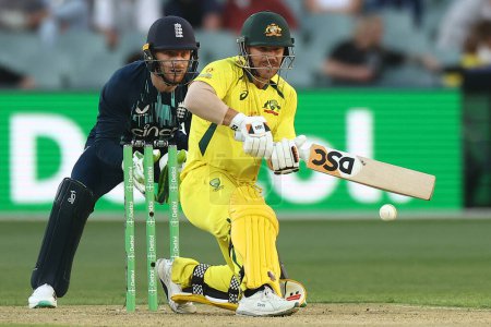Téléchargez les photos : David Warner d'Australie joue un tir lors du Dettol ODI Series match Australie vs Angleterre à Adelaide Oval, Adélaïde, Australie, 17 novembre 2022 - en image libre de droit