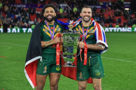 Téléchargez les photos : Josh Addo-Carr, d'Australie, et James Tedesco, d'Australie, soulèvent le trophée de la Coupe du monde de rugby à XV et célèbrent la victoire après la finale de la Coupe du monde de rugby à XV 2021 Australie vs Samoa à Old Trafford, Manchester, Royaume-Uni - en image libre de droit