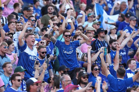 Téléchargez les photos : Everton fans celebrates during the Sydney Super Cup match Celtic vs Everton at Accor Stadium, Sydney, Australie, 20 novembre 2022 - en image libre de droit