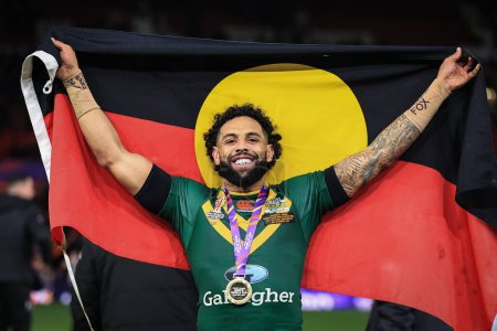 Téléchargez les photos : Josh Addo-Carr d'Australie tient un drapeau et célèbre la victoire après la finale de la Coupe du monde de rugby à XV 2021 Australie vs Samoa à Old Trafford, Manchester, Royaume-Uni, 19 novembre 2022 - en image libre de droit