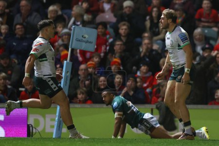 Photo for Ollie Hassell-Collins of London Irish celebrates scoring a try during the Gallagher Premiership match Leicester Tigers vs London Irish at Mattioli Woods Welford Road, Leicester, United Kingdom, 27th November 2022 - Royalty Free Image