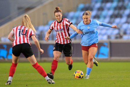 Foto de Ruby Mace #30 of Manchester City and Nicki Gears #9 of Sunderland challenge for the ball during the FA Womens Continental League Cup match Manchester City Women vs Sunderland AFC Women at Etihad Campus, Manchester, United Kingdom, 27th November 2022 - Imagen libre de derechos