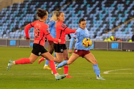 Photo for Hayley Raso #13 of Manchester City runs through on goal during The FA Women's Super League match Manchester City Women vs Brighton & Hove Albion W.F.C. at Etihad Campus, Manchester, United Kingdom, 4th December 202 - Royalty Free Image