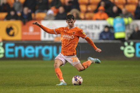 Photo for Charlie Patino #28 of Blackpool crosses the ball during the Sky Bet Championship match Blackpool vs Birmingham City at Bloomfield Road, Blackpool, United Kingdom, 10th December 2022 - Royalty Free Image