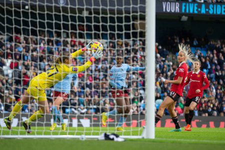 Photo for Mary Earps #27 of Manchester United saves Khadija Shaw #21 of Manchester City header during the The FA Women's Super League match Manchester City Women vs Manchester United Women at Etihad Stadium, Manchester, United Kingdom, 11th December 2022 - Royalty Free Image