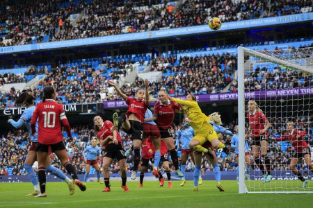 Photo for Mary Earps #27 of Manchester United makes a save from a City corner during of the The FA Women's Super League match Manchester City Women vs Manchester United Women at Etihad Campus, Manchester, United Kingdom, 11th December 2022 - Royalty Free Image