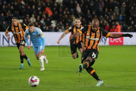 Photo for Scar Estupin #19 of Hull City shoots from the penalty spot but fails to score during the Sky Bet Championship match Hull City vs Sunderland at MKM Stadium, Hull, United Kingdom, 17th December 2022 - Royalty Free Image