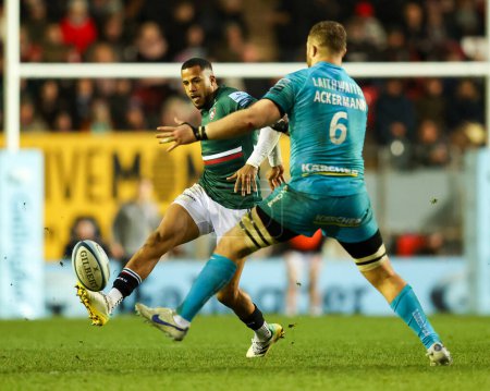 Photo for Anthony Watson of Leicester Tigers kicks the ball past Ruan Ackermann of Gloucester Rugby  during the Gallagher Premiership match Leicester Tigers vs Gloucester Rugby at Welford Road, Leicester, United Kingdom, 24th December 202 - Royalty Free Image