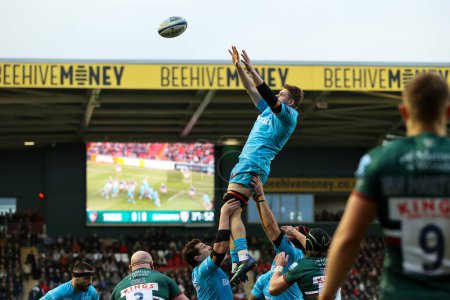 Photo for Freddie Clarke of Gloucester Rugby leaps to win a line out during the Gallagher Premiership match Leicester Tigers vs Gloucester Rugby at Welford Road, Leicester, United Kingdom, 24th December 202 - Royalty Free Image