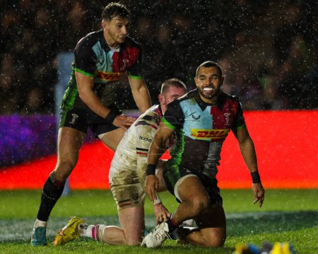 Photo for Joe Marchant of Harlequins narrowly misses out on a try during the Gallagher Premiership match Harlequins vs Bristol Bears at Twickenham Stoop , London, United Kingdom, 27th December 202 - Royalty Free Image