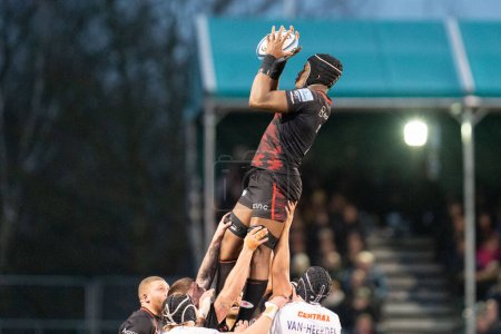 Photo for Maro Itoje #4 of Saracens catches the ball during the line out during the Gallagher Premiership match Saracens vs Exeter Chiefs at StoneX Stadium, London, United Kingdom, 31st December 202 - Royalty Free Image