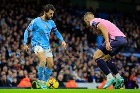 Photo for Bernardo Silva #20 of Manchester City is confronted by Vitaly Mykolenko #19 of Everton during the Premier League match Manchester City vs Everton at Etihad Stadium, Manchester, United Kingdom, 31st December 202 - Royalty Free Image