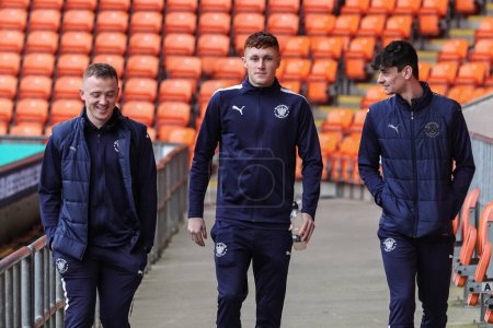 Téléchargez les photos : Shayne Lavery #19 of Blackpool, Sonny Carey #16 of Blackpool and Charlie Patino #28 of Blackpool arrive at Bloomfield Road during the Sky Bet Championship match Blackpool vs Sunderland at Bloomfield Road, Blackpool, United Kingdom, 1st January 202 - en image libre de droit