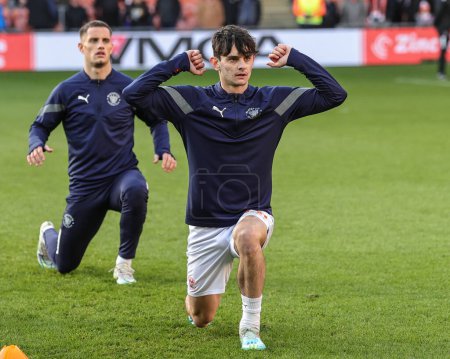 Téléchargez les photos : Charlie Patino #28 of Blackpool during the pre-game warmup during the Sky Bet Championship match Blackpool vs Sunderland at Bloomfield Road, Blackpool, United Kingdom, 1st January 202 - en image libre de droit