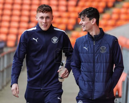 Téléchargez les photos : Sonny Carey #16 of Blackpool and Charlie Patino #28 of Blackpool  arrive at Bloomfield Road during the Sky Bet Championship match Blackpool vs Sunderland at Bloomfield Road, Blackpool, United Kingdom, 1st January 202 - en image libre de droit