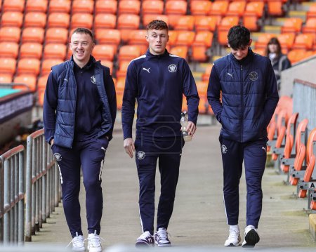 Téléchargez les photos : Shayne Lavery #19 of Blackpool, Sonny Carey #16 of Blackpool and Charlie Patino #28 of Blackpool arrive at Bloomfield Road during the Sky Bet Championship match Blackpool vs Sunderland at Bloomfield Road, Blackpool, United Kingdom, 1st January 202 - en image libre de droit