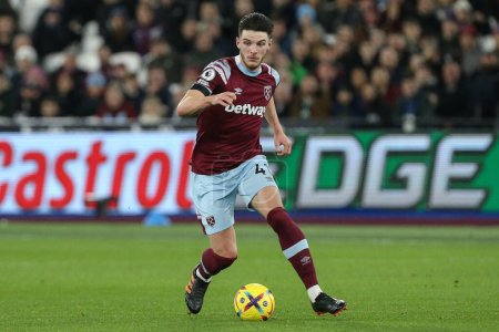 Photo for Declan Rice #41 of West Ham United on the ball during the Premier League match West Ham United vs Brentford at London Stadium, London, United Kingdom, 30th December 202 - Royalty Free Image