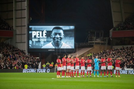 Photo for Forest players take part in a minutes applause for Pele during the Premier League match Nottingham Forest vs Chelsea at City Ground, Nottingham, United Kingdom, 1st January 202 - Royalty Free Image